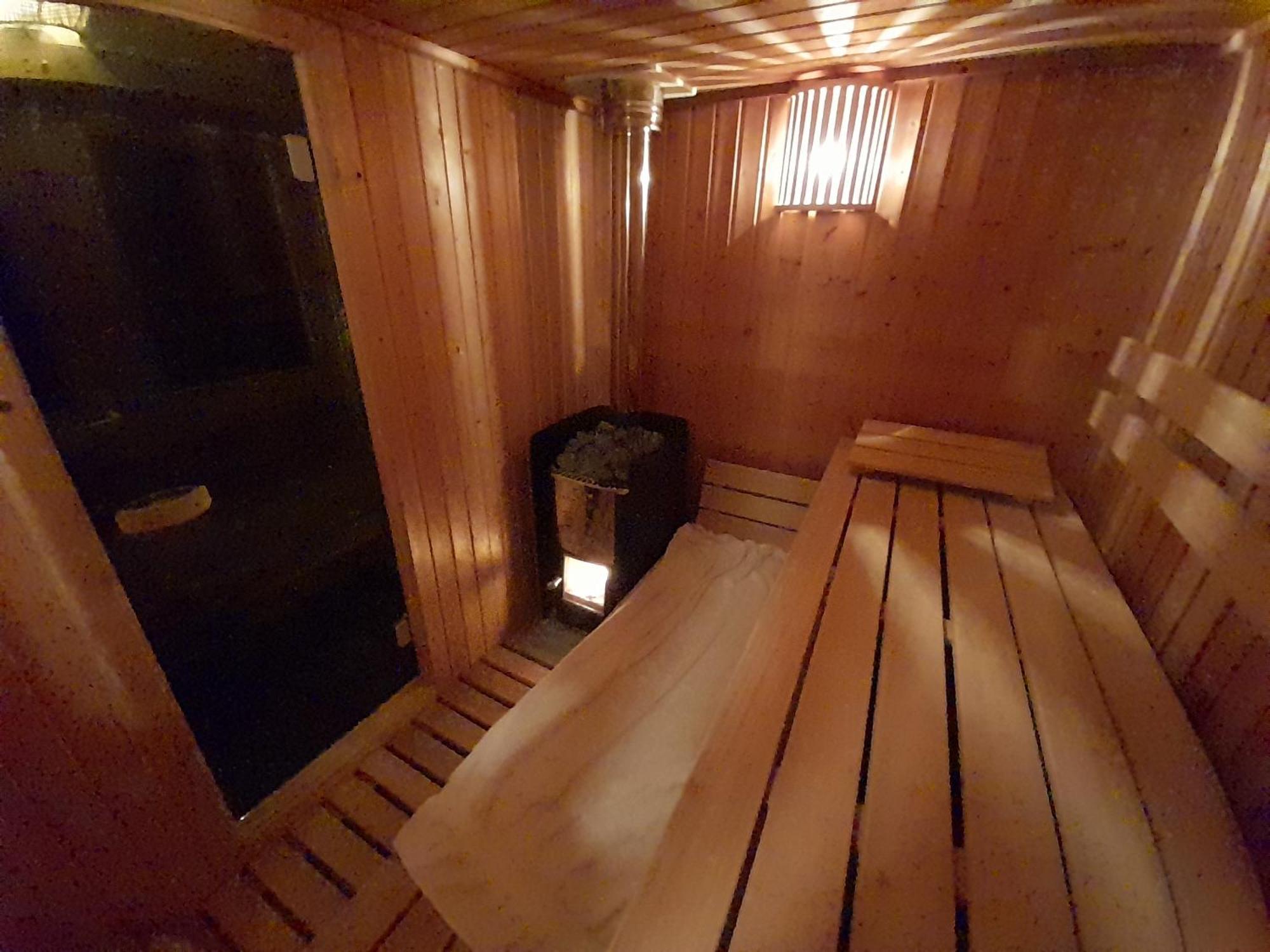 Beautiful 6-Person Chalet With Finnish Wood-Fired Sauna Tzummarum Buitenkant foto
