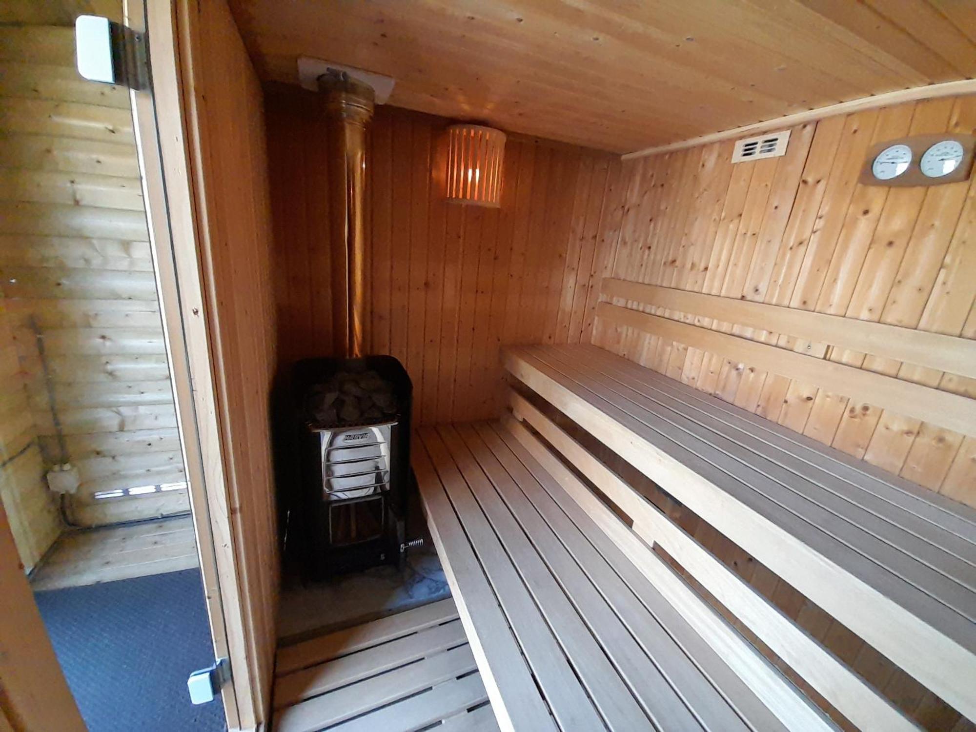 Beautiful 6-Person Chalet With Finnish Wood-Fired Sauna Tzummarum Buitenkant foto